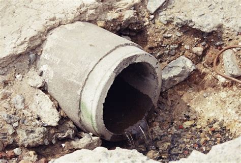 sewage leak under mobile home|10 Symptoms of a Damaged Sewer Pipe 